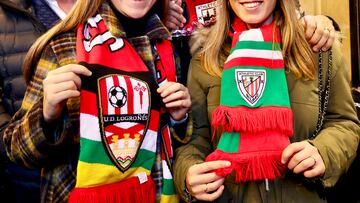 LOGROÑO, 04/01/2025.- Las calles del Casco Antiguo de Logroño han recordado este sábado a aquellos años 90 gloriosos de fútbol de Primera División con la llegada de cientos de aficionados del Athletic Club de cara al partido de Copa que enfrenta al club bilbaíno con la UD Logroñés. Desde las 12 del mediodía, decenas de aficionados del Athletic se han acercado a un hotel del centro de la capital riojana para recibir a la expedición de su equipo, que ha llegado a Logroño en autobús pasadas las 13 horas. EFE/ Raquel Manzanares