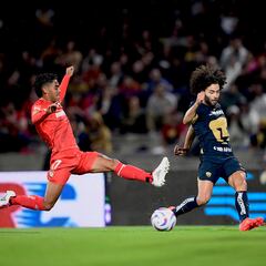 Pelea entre Pumas y Toluca en los minutos finales