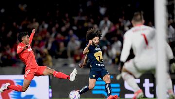 Pumas' Cesar Huerta (C) vies for the ball with Toluca's Brian Garcia #17 during their Mexican Apertura 2023 tournament football match at the Universitario stadium in Mexico City on August 18, 2023. (Photo by CLAUDIO CRUZ / AFP)