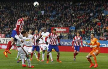 ¡GOL ANULADO AL ATLÉTICO DE MADRID! Córner desde la esquina izquierda que tocó de cabeza Godín, pero apoyándose con las dos manos en un rival, antes de dejarle el balón en boca de gol a Tiago, lo justo para que lo introdujera enlas mallas. Bien anulado.