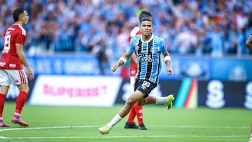 RS - FUTEBOL/CAMPEONATO BRASILEIRO 2025 /GRENAL 450 - ESPORTES - Lance da partida entre Gremio e Internacional disputada na noite deste domingo, na Arena do Gremio, em partida valida primeira partida da decisão do pelo Campeonato Gaucho 2026. FOTO: LUCAS UEBEL/GREMIO FBPA
