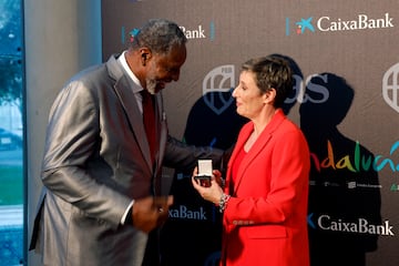 Elisa Aguilar, presidenta de la Federación Española de Baloncesto con Audie Norris.
