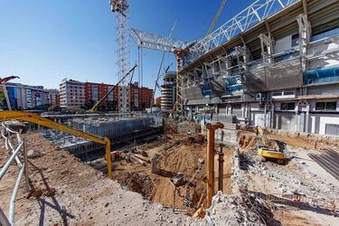 Con las competiciones paradas y la certeza de que cuando volviera el fútbol sería a puerta cerrada, el Madrid tomó una decisión: trasladar los partidos al Di Stéfano y agilizar así las obras de remodelación del estadio Santiago Bernabéu. Durante el confinamiento las obras no pararon, siempre que las medidas tomadas por el Gobierno permitían que siguieran...