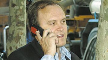 <b>A LA ESPERA. </b>Pardeza, pegado al teléfono, aguarda noticias de Milito.