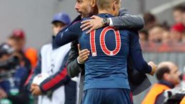 Guardiola se abraza a Robben.