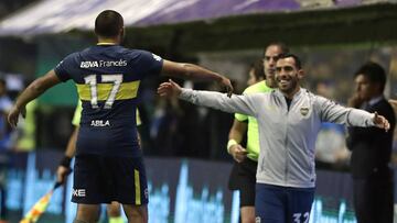 Boca Juniors' forward Ramon Abila (L) celebrates with teammate Carlos Tevez after scoring a goal against Union during their Argentina First Division Superliga football match at La Bombonera stadium, in Buenos Aires on May 6, 2018. / AFP PHOTO / ALEJANDRO PAGNI