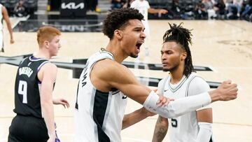 Victor Wembanyama, pívot de San Antonio Spurs, pide falta tras anotar una canasta contra Sacramento Kings.