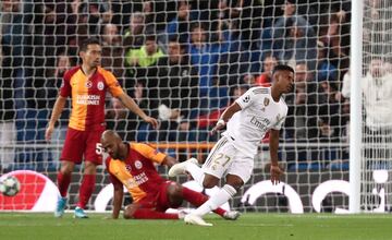 Centro de Marcelo desde la izquierda y el extremo brasile?o controla, recorta y la pone en el palo contrario. Imparable. Muy buen gol de Rodrygo.