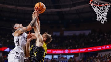 Gabriel Deck, del Real Madrid, encara la defensa de Tim Abromaitis, de La Laguna Tenerife.