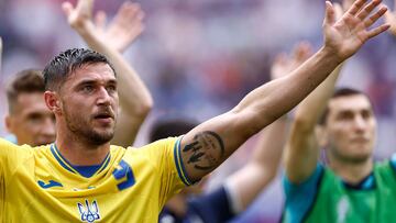 Ukraine players including Ukraine's forward #09 Roman Yaremchuk celebrate after the UEFA Euro 2024 Group E football match between Slovakia and Ukraine at the Duesseldorf Arena in Duesseldorf on June 21, 2024. (Photo by KENZO TRIBOUILLARD / AFP)