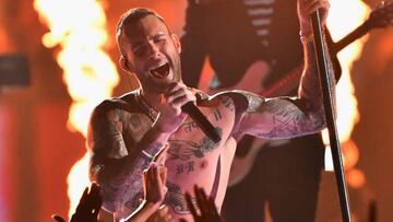 Adam Levine upsets everyone by taking off his shirt at halftime