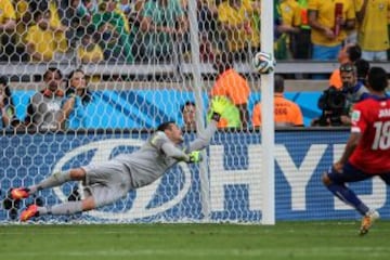 El último tiro penal de Chile lo pateó Gonzalo Jara. El remate del defensa se estrelló en el vertical izquierdo de Julio César. Brasil vencía por 3-2 a Chile, y dejaba en el camino por tercer mundial consecutivo a 'La Roja'.