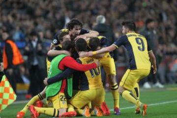 Los jugadores celebran el 0-1 de Diego Ribas.