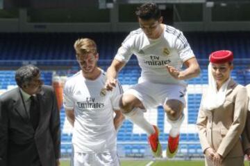 El Real Madrid C. F. y Emirates presentaron el nuevo acuerdo de patrocinio entre ambas entidades y la camiseta de la temporada 2013/14, que llevará el nombre de la compañía aérea.Al acto también acudieron los jugadores de la plantilla blanca, que posaron con las nuevas equipaciones.