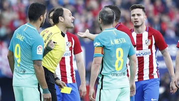 Mateu Lahoz, en un Atl&eacute;tico de Madrid-Barcelona de la temporada 2016-2017 disputado en el Vicente Calder&oacute;n.