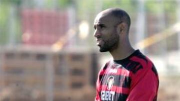 El Sevilla sigue pendiente de la evolución de Kanouté