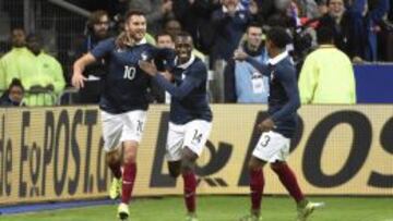 Gignac celebr&oacute; su gol ante los alemanes acompa&ntilde;ado de Blaise Matuidi y Patrice Evra.