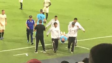 El delantero de Sporting Cristal abandonó con gestos de mucho dolor el duelo ante Universitario después de sufrir una lesión en la rodilla izquierda.