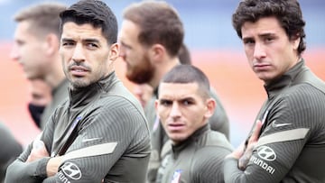 Su&aacute;rez, Torreira y Gim&eacute;nez en el entrenamiento del Atl&eacute;tico