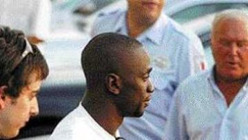 <b>SE FUE SERIO Y SIN DUDAR</B>. Claude Makelele se negó ayer a entrenarse y se marchó solo de la Ciudad Deportiva, rodeado de vigilantes jurados y con pocas ganas de hablar.
