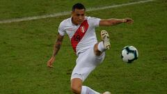 Peru&#039;s Yoshimar Yotun jumps for the ball during the Copa America football tournament group match against Bolivia at Maracana Stadium in Rio de Janeiro, Brazil, on June 18, 2019. (Photo by Mauro PIMENTEL / AFP)