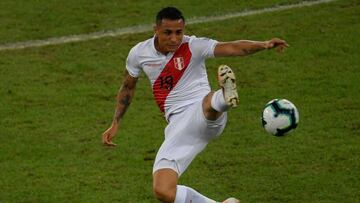Peru's Yoshimar Yotun jumps for the ball during the Copa America football tournament group match against Bolivia at Maracana Stadium in Rio de Janeiro, Brazil, on June 18, 2019. (Photo by Mauro PIMENTEL / AFP)
