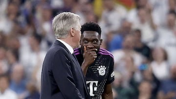 Ancelotti y Davies, en un enfrentamiento entre el Madrid y el Bayern, en Champions.