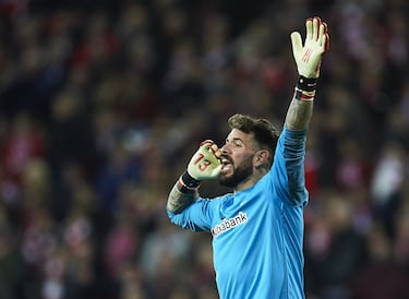 Entre 2006 y 2010 defendió la portería del filial del Athletic Club. Tras pasar por el Atlético de Madrid y el Numancia, volvió a Bilbao en 2013, esta vez al primer equipo del Athletic, donde estuvo hasta 2021, salvo la temporada 2016-17 que jugó cedido en el Leganés. 