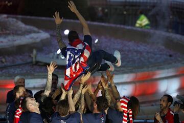 Atlético toast twin triumphs with their people at Neptuno