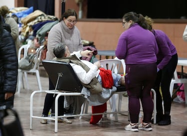Una mujer recibe ayuda y es atendida en la Caseta Municipal en la ciudad de Adamuz.