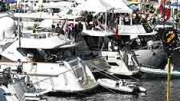 <b>IMPACTO BRUTAL.</B> El monoplaza de Jenson Button acabó en una grúa y completamente inutilizado.