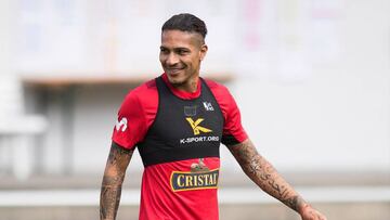 Paolo Guerrero con Per&uacute;. 