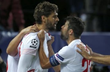 Fenando Llorente celebra con su compañero Coke, el primer gol del equipo sevillista.