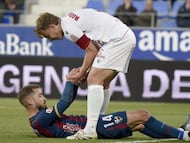 Rodri ayuda a Pulido a levantarse.