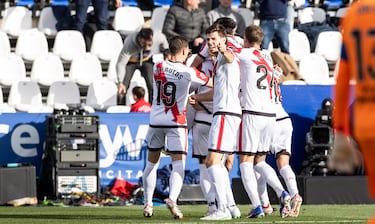 Los jugadores del Rayo Vallecano celebran el 1-0 de Fran Pérez al Atlético de Madrid. 