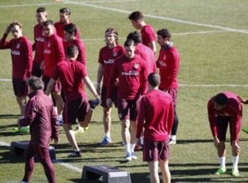 Simeone tiene dudas para el once inicial ante el Barcelona.