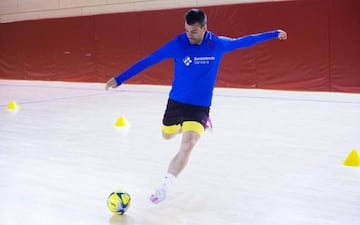 Sergio Lozano ensaya lanzamientos durante un entrenamiento previo al playoff.