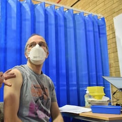 Una enfermera se desmaya tras recibir la vacuna de Pfizer en Estados Unidos