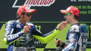 Jorge Lorenzo y Valentino Rossi, en el podio de Montmel&oacute;. 
