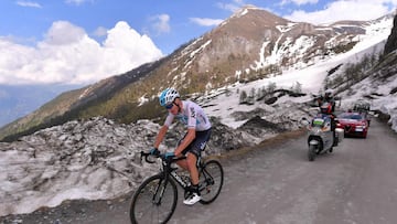 El británico volvió a presentar su candidatura al Giro de Italia con su victoria en el Monte Zoncolan y reventó la carrera en la subida a la Finestre camino de Bardonecchia, donde logró ganar la etapa, para vestirse con la maglia rosa y defender la prenda