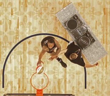 LWS175. New Orleans (United States), 18/02/2017.- DeAndre Jordan (L) jumps over a DJ and grabs the ball during the NBA All-Star Slam Dunk Contest at Smoothie King Center, part of the NBA All-Star weekend in New Orleans, Louisiana, USA, 18 February 2017. The NBA All-Star Game will be played 19 February in New Orleans. (Baloncesto, Nueva Orle¨¢ns, Jordania, Estados Unidos) EFE/EPA/GERALD HERBERT / POOL