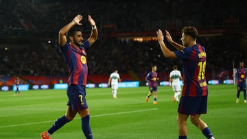Ferran Torres y Fermín se saludan después del 2-0 al Elche.