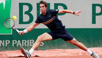 Pablo Cuevas devuelve una bola ante el esloveno Aljaz Bedene en su partido de primera ronda de Roland Garros.