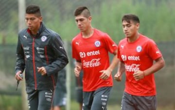 La selección chilena Sub 20 ya se prepara en Uruguay para el debut con Brasil este jueves a las 19:00.