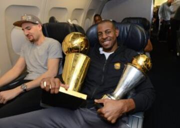 Los campeones de la NBA disfrutaron del viaje de vuelta a Oakland sin perder de vista el preciado trofeo Larry O'Brien.