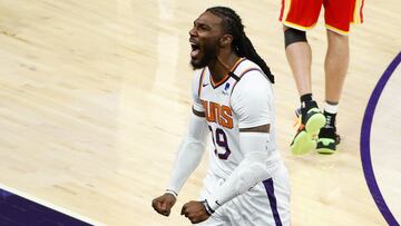 Jae Crowder celebra una canasta durante el partido de la NBA que ha enfrentado a Phoenix Suns y Atlanta Hawks.