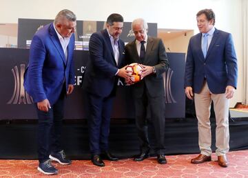 Rodolfo D'Onofrio presidente de River Plate junto a Alejandro Dominguez, presidente de la CONMEBOL, Claudio Tapia, presidente de la AFA y el presidente de Boca Juniors Daniel Angelici.
