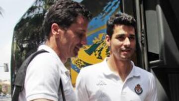 <b>CONCENTRADOS. </b>Javi Guerra y uno de los ayudantes de Abel, Torres Gómez, a su llegada, ayer, a la estación de Alicante.