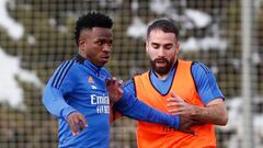 Vinicius y Carvajal, en una disputa durante el entrenamiento del Real Madrid de este s&aacute;bado.