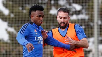 Vinicius y Carvajal, en una disputa durante el entrenamiento del Real Madrid de este s&aacute;bado.